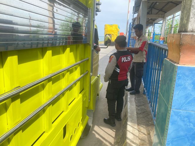 
 Pastikan Situasi Kondusif Sebelum Keberangkatan Kapal, Personil Lakukan Pengamanan