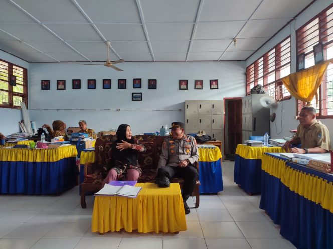 
 ‎Bangun Sinergi Antara Kepolisian Dan Dunia Pendidikan, Kapolsek Cenrana Kunjungi SMPN 1 Cenrana