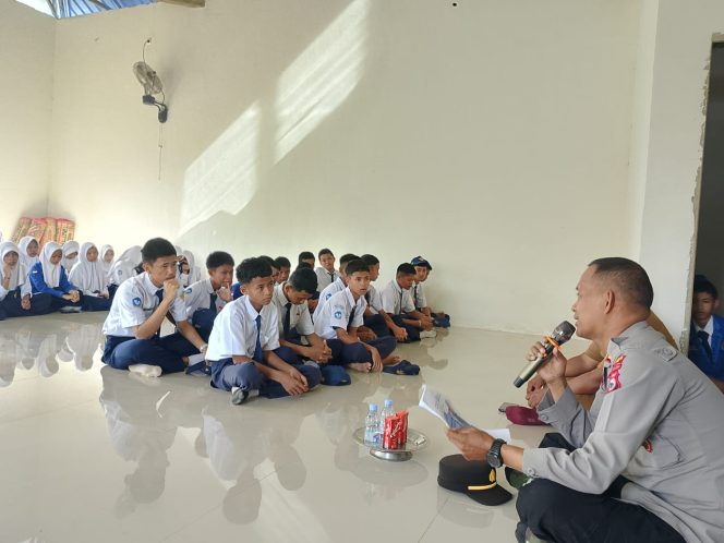 
 Kapolsek Awangpone Sosialisasi Penerimaan Siswa Baru SMA Kemala Taruna Bhayangkara Di SMPN 2 Awangpone