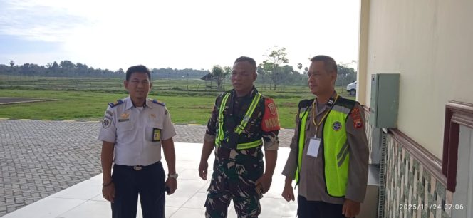 
 Polsek Awangpone Memantau Keberangkatan ATR FLYJAYA Menuju Balikpapan Pada Minggu Keempat November 2025