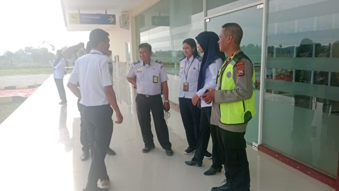 
 Polsek Awangpone Memantau Pesawat ATR FLYJAYA Menuju Makassar Pada Minggu Keempat November 2025