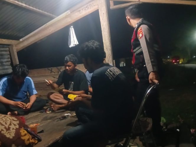 
 ‎Jaga Kamtibmas Di Malam Hari, Personel Unit Samapta Polsek Cenrana Rutin Lakukan Patroli