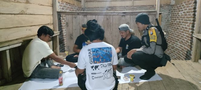 
 Bhabinlamtibmas Polsek Ponre sambangi warga yang lagi ronda malam
