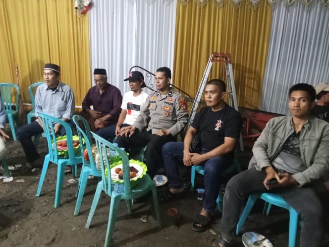 
 Personil Polsek Awangpone Pengamanan Pesta Pernikahan Yang Bertempat Di Dusun Kajuara Desa Kajuara