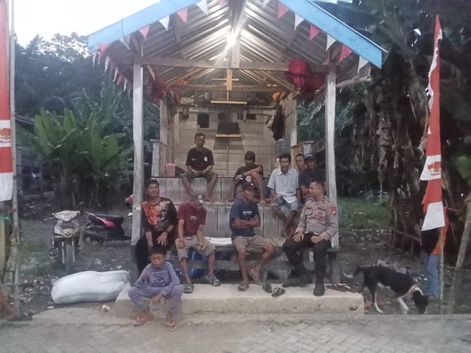 
 Bhabinkamtibmas Melaksanakan Pembinaan Terhadap Satuan Keamanan Lingkungan Yang Berada Di Dusun Polewali