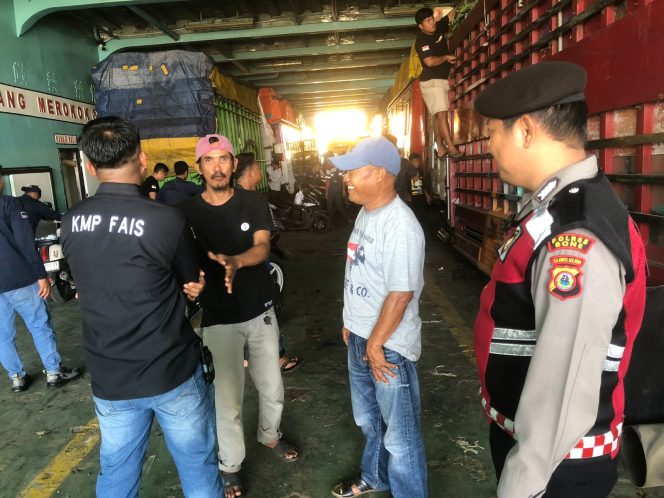 
 Diatas Kapal Ferry, Temui Penumpang, Beri Rasa Aman Dengan Kehadiran Polisi