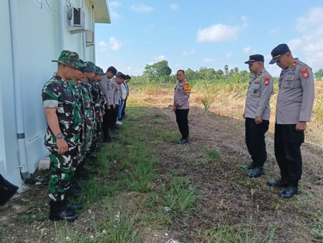 
 Sinergitas TNI Polri, Kapolsek Awangpone Mendampingi Kabag OPS Polres Bone Apel Pengamanan di Bandara Arung Palakka