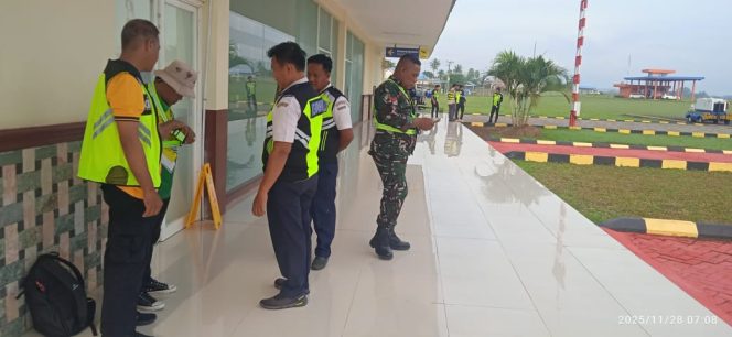 
 Polsek Awangpone Memantau Keberangkatan ATR FLYJAYA Menuju Kendari Pada Minggu Keempat November 2025