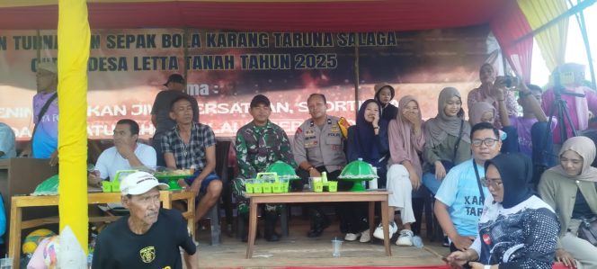 
 Bhabinkamtibmas Tunjukkan Kedekatan Dengan Masyarakat Saat Pengamanan Turnamen Sepakbola