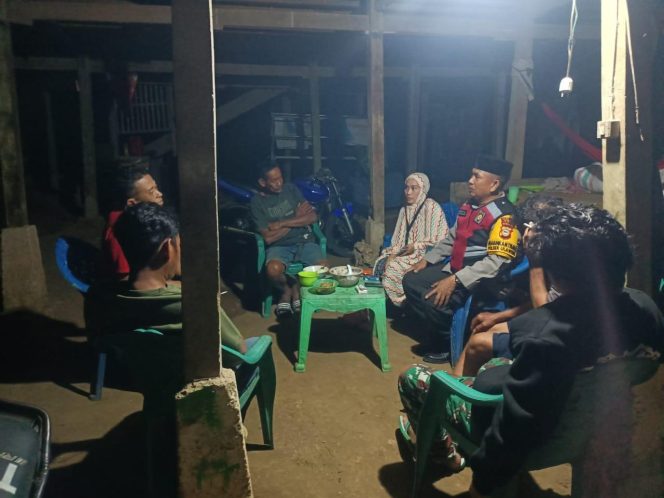 
 Patroli Dialogis, Bhabinkamtibmas Polsek Ulaweng Imbau Warga Jaga Lingkungan Serta Beri Pesan Pesan Kamtibmas