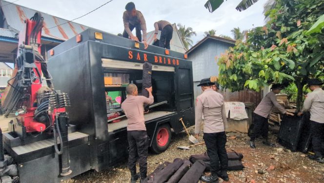 
 Brimob Batalyon C Pelopor Turun Bantu Pembangunan Jembatan Gantung di Kab. Soppeng, Wujud Kepedulian Polri untuk Masyarakat