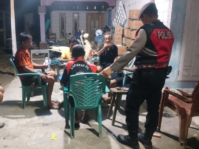 
 ‎Berikan Imbauan Kepada Warga Yang Ditemui, Polsek Cenrana Aktif Patroli Di Malam Hari