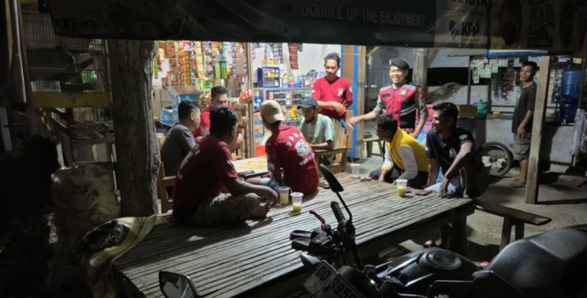 
 Personel Samapta Polsek Tanete Riattang Laksanakan Patroli Malam, Sampaikan Imbauan Kamtibmas