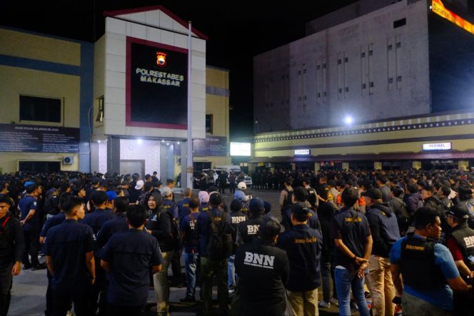 
 Personel Gabungan Polda Sulsel dan BNN Gelar Operasi Pemulihan Kampung Rawan Narkotika di Kota Makassar