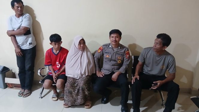 
 Turut Serta Lakukan Sambang Bripka Arman  Titip Pesan Kamtibmas  ,Polsek Tonra Polres Bone