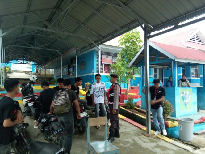 
 Aiptu Ilhamsah Kanit Sabhara Polsek Tonra ,  Berikan Pesan Kamtibmas Pada Saat Kunjugan ,Polsek Tonra Polres Bone