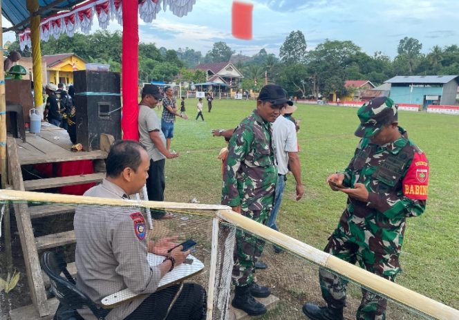 
 Bhabinkamtibmas dan Babinsa Kawal Turnamen Sepakbola Salaga Cup Dengan Pendekatan Humanis