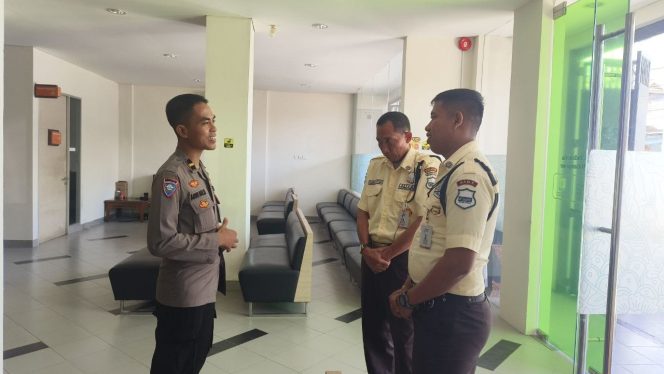 
 Kanit Binkamsa Polres Bone Laksanakan Sambang dan Pengecekan KTA Satpam di Bank SMBC KCP Watampone