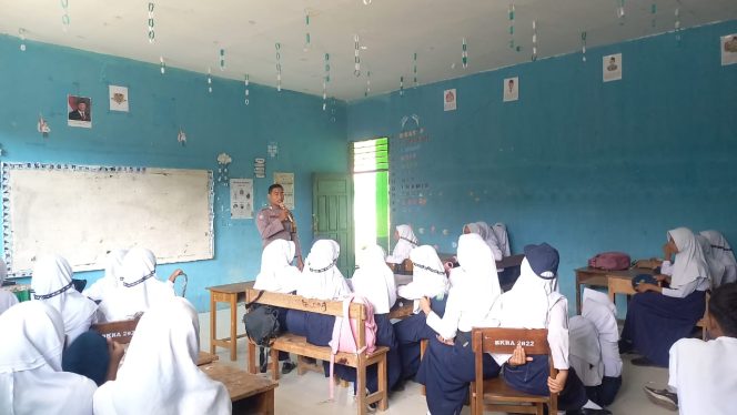 
 Bripka Sudirman Laksanakan Penyuluhan kepada Siswa SMP Negeri 4 Sibulue