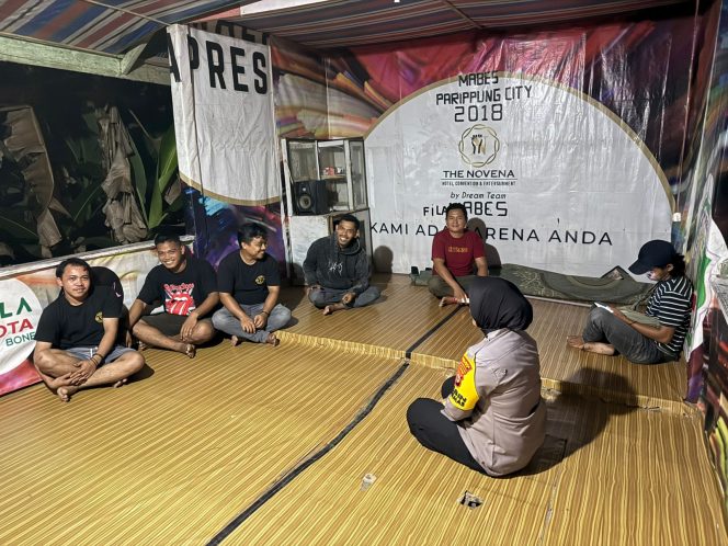 
 Cegah Aksi Kejahatan, Ibu Polwan ini Lakukan Sambang dan Temui Warga di Pos Kamling