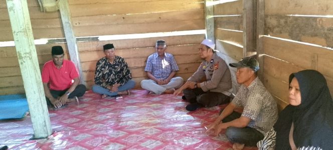 
 Bhabinkamtibmas Aipda Andi Faesal Amir Mediasi Warga yang Berselisih di Desa Kampuno