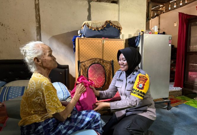 
 Ibu Polwan Bhabinkamtibmas Desa Samaelo Sambangi Nenek Lansia dan Berikan Bantuan Sembako