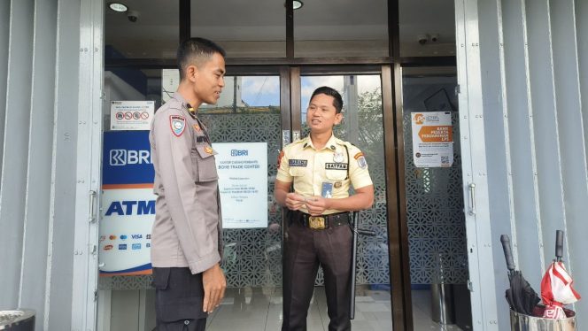 
 IPDA Agus Salim Laksanakan Sambang Sapa dan Pengecekan KTA Satpam Bank BRI KCP BTC