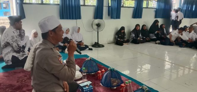 
 Satbinmas Polres Bone Pimpin Zikir Bersama di SMPN 3 Watampone Peringati Hari Guru Nasional 2025