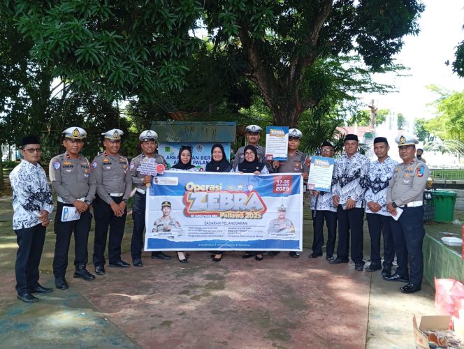 
 Polantas Menyapa: Satlantas Polres Bone Sosialisasi Tertib Lalu Lintas dan Ops Zebra 2025 Kepada Warga