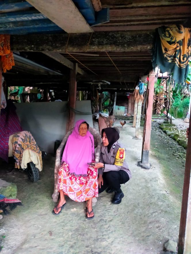 
 Polwan Bhabinkamtibmas Berikan Kunjungan kepada Nenek Lansia di Desa Kajaolaliddong