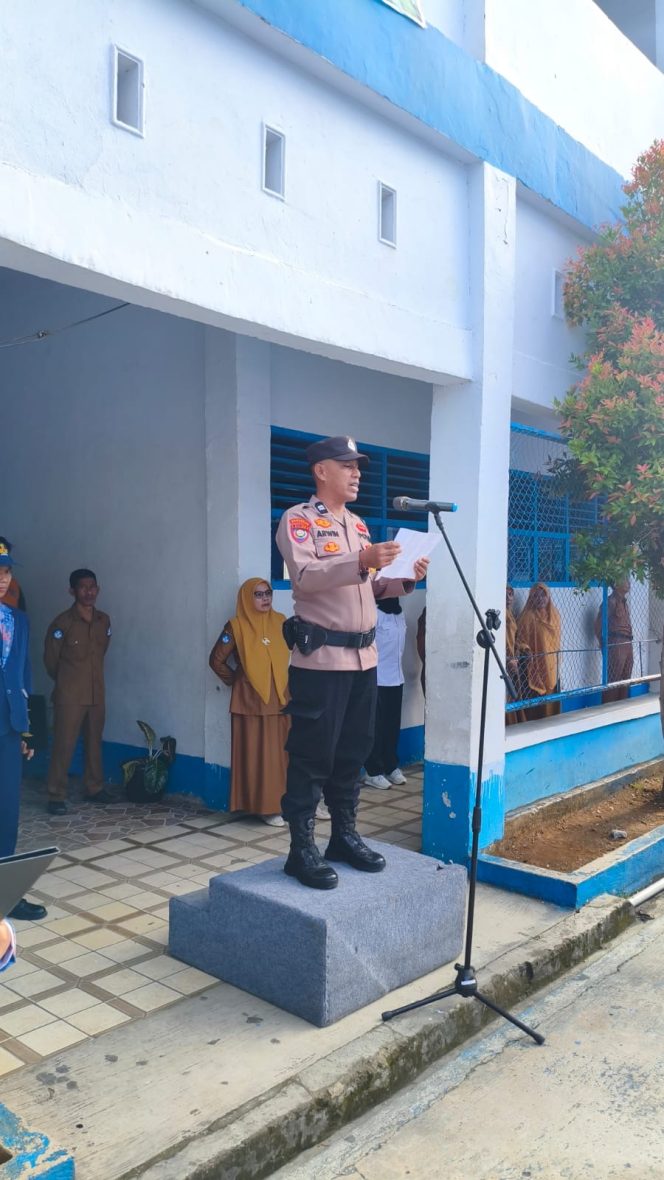 
 Wujud Kepedulian Polri Terhadap Generasi Muda, Aiptu Arwin Jadi Irup di SMPN 4 Watampone