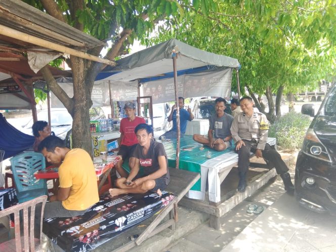 
 Sambang Warga, Bhabinkamtibmas Sampaikan Edukasi Satkamling untuk Cegah Gangguan Kamtibmas