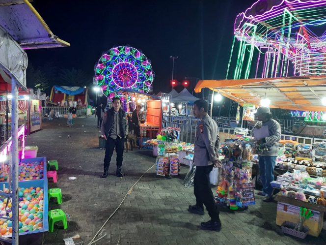 
 Polsek Tanete Riattang Pastikan Keamanan Giat Pasar Malam Berlangsung Kondusif