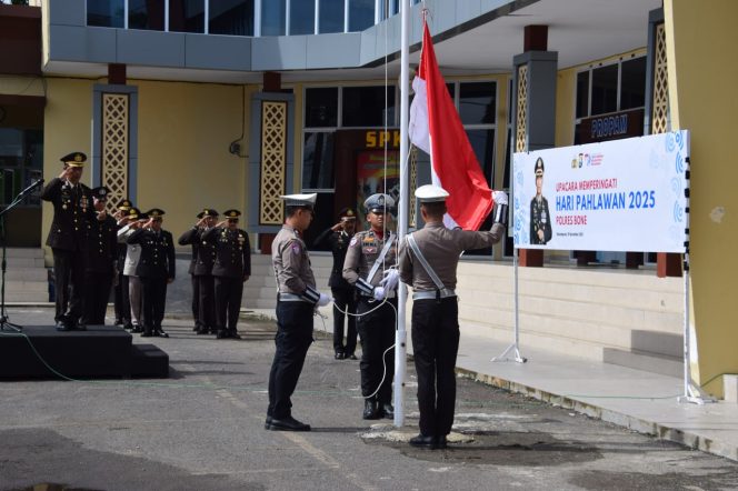 
 Upacara Hari Pahlawan 2025, Polres Bone Luncurkan Satuan PAMAPTA sebagai Inovasi Pelayanan Masyarakat