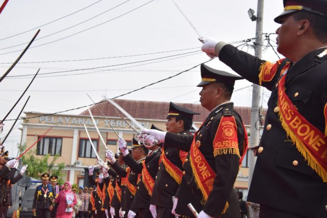 
 Pasukan Pedang Pora Warnai Wisuda Purnabakti Polri/PNS Polri Polres Bone Periode November 2024 – Oktober 2025
