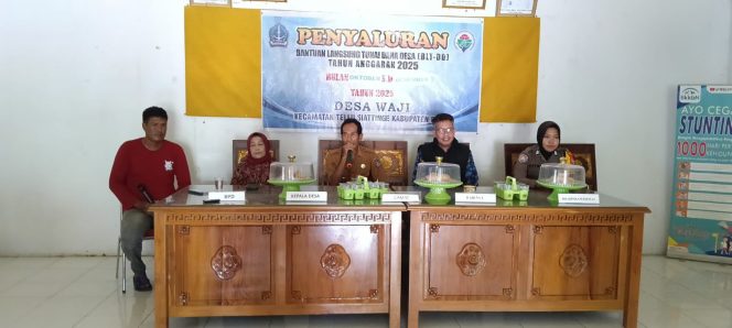 
 Dampingi Pemerintah Desa, Bhabinkamtibmas ini Kawal Penyaluran BLT Kepada Warga Penerima Manfaat