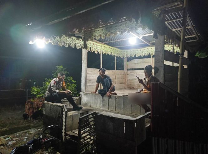 
 Bhabinkamtibmas Otting Lakukan Patroli Malam dan Sambang Demi Kamtibmas yang Kondusif
