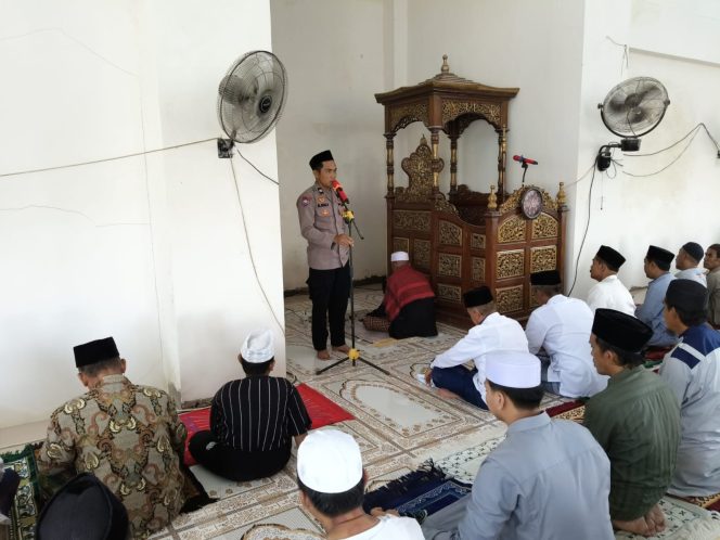 
 Bhabinkamtibmas Sampaikan Pesan Kamtibmas Usai Salat Jumat di Masjid Abbasiyah Lonrae