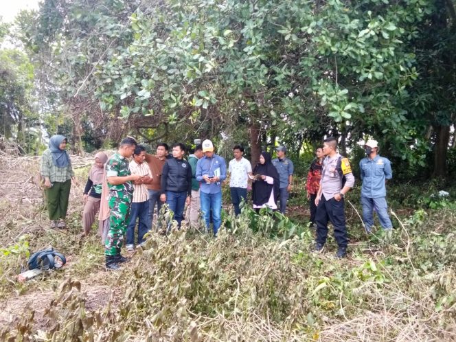 
 Hadir di Desa Binaan, Bripka Idrus Lakukan Pengamanan dan Kawal Kegiatan Konstatering
