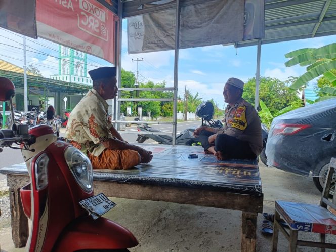 
 Dekat dengan Masyarakat, Bhabinkamtibmas Bripka Hamdan Intensifkan Sambang Wilayah