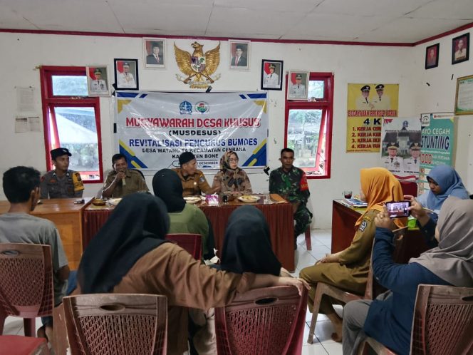 
 ‎Bhabinkamtibmas Polsek Cenrana Hadiri Musdesus Revitalisasi Pengurus Bumdes