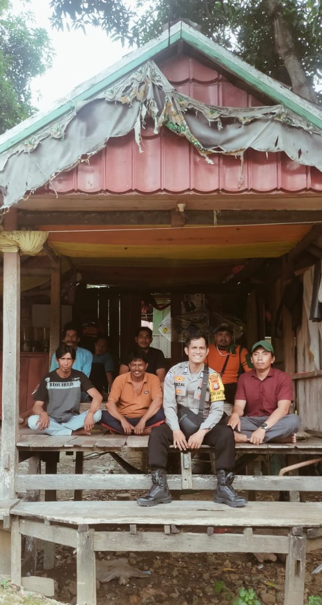 
 Bhabinkamtibmas Polsek Awangpone Laksanakan Pembinaan Satkamling di Dusun Carebbu Desa Carebbu 