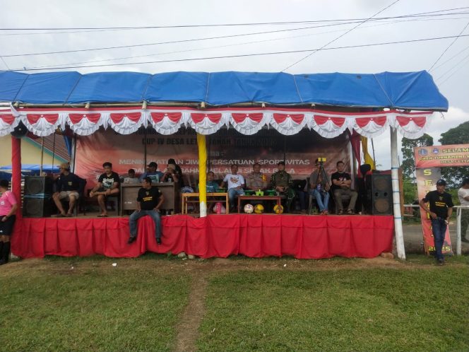 
 Bhabinkamtibmas Tetap Siaga Jaga Keamanan Turnamen Sepakbola Salaga Cup di Desa Letta Tanah