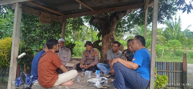 
 Pembinaan Sat Kamling Oleh Bhabinkamtibmas Desa Mappalo Ulaweng di Pos Sat Kamling Bencenge