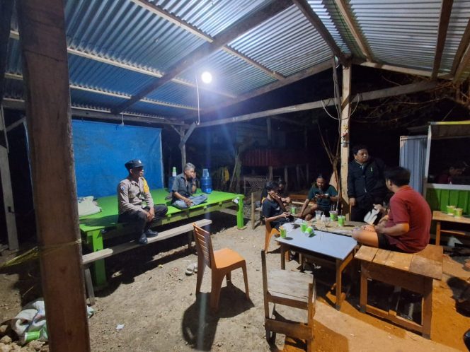 
 ‎Sambangi Warga Saat Patroli Malam, Personel Polsek Cenrana Sampaikan Pesan Kamtibmas