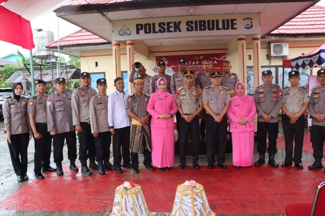 
 Kapolres Bone Kunjungi Polsek Sibulue, Perkuat Soliditas Internal Jajaran