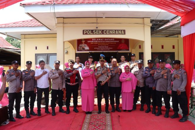 
 ‎Berikan Arahan Kepada Personel, Kapolres Bone Melaksanakan Kunjungan Kerja Di Polsek Cenrana