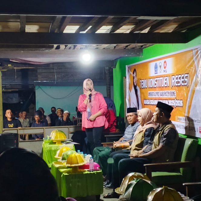 
 Anggota Polsek Sibulue Perkuat Pengamanan Giat Reses Anggota DPRD Di Desa Mallusetasi