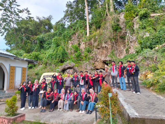 
 Bhabinkamtibmas Polsek Awangpone Mendampingi Pengurus Besar Menyusuri Jejak Budaya di Desa Mallari 