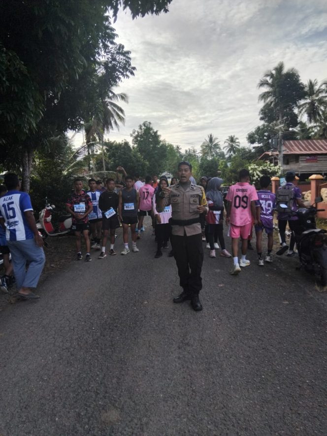 
 Ciptakan rasa aman, Anggota Polsek Ponre terjun langsung amankan lomba lari 5 Km di SMA negeri 28 Ponre
